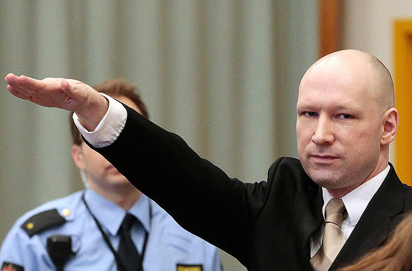 Anders Behring Breivik zeigt den Hitler-Gruß im Gerichtssaal.
