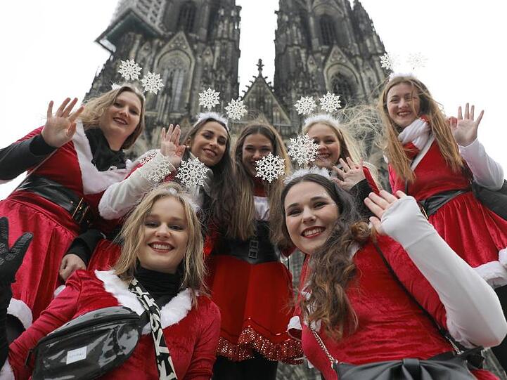 Karnevalistinnen vor dem Kölner Dom.