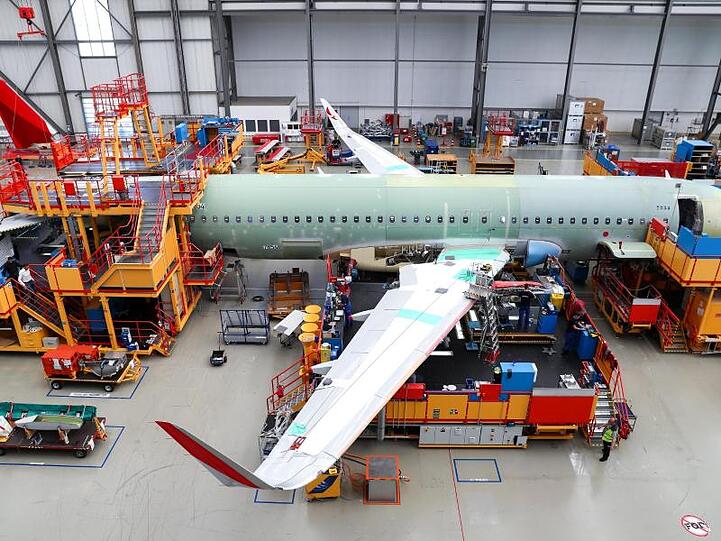 Airbus-Werk in Hamburg-Finkenwerder: Der Flugzeugbauer mus wegen Korruptionsvorwürfen 3,6 Milliarden Euro Strafe zahlen.