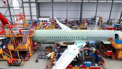 Airbus-Werk in Hamburg-Finkenwerder: Der Flugzeugbauer mus wegen Korruptionsvorwürfen 3,6 Milliarden Euro Strafe zahlen.