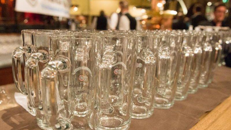Leere Biergläser in einem Wirtshaus.