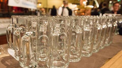 Leere Biergläser in einem Wirtshaus.