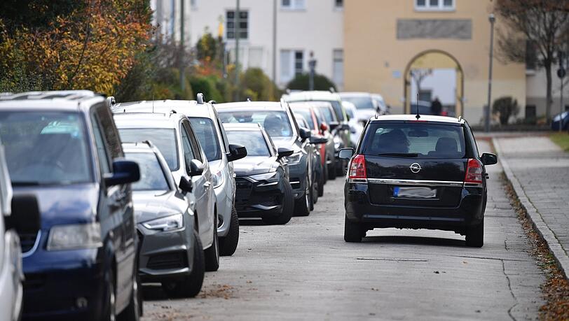 "Wir brauchen Platz für die Begrünung der Stadt. Das geht in vielen Bereichen nur durch die Umnutzung des Straßenraums": Wohngebiet in München. "Wir brauchen Platz für die Begrünung der Stadt. Das geht in vielen Bereichen nur durch die Umnutzung des Straßenraums": Wohngebiet in München.