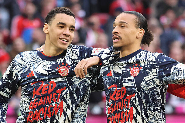 Jamal Musiala (l.) und Leroy Sané (r.) sollen den FC Bayern auch in Zukunft prägen. Etwaige Vertragsverlängerungen sind im Moment aber kein Thema, weil die Trainersuche für einen Papierstau im Aufgabenfach sorgt. Jamal Musiala (l.) und Leroy Sané (r.) sollen den FC Bayern auch in Zukunft prägen. Etwaige Vertragsverlängerungen sind im Moment aber kein Thema, weil die Trainersuche für einen Papierstau im Aufgabenfach sorgt.
