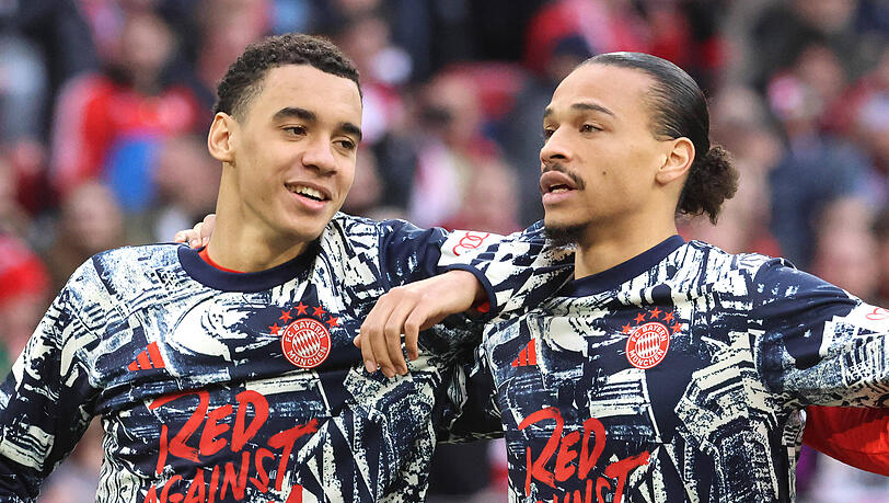 Jamal Musiala (l.) und Leroy Sané (r.) sollen den FC Bayern auch in Zukunft prägen. Etwaige Vertragsverlängerungen sind im Moment aber kein Thema, weil die Trainersuche für einen Papierstau im Aufgabenfach sorgt. Jamal Musiala (l.) und Leroy Sané (r.) sollen den FC Bayern auch in Zukunft prägen. Etwaige Vertragsverlängerungen sind im Moment aber kein Thema, weil die Trainersuche für einen Papierstau im Aufgabenfach sorgt.