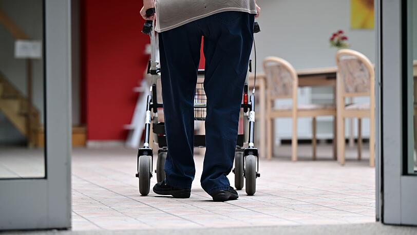 Ralf Mohrs Familie pflegte seine Mutter und hatte für das Jahr 2020 eine finanzielle Hilfs-Pauschale namens "Verhinderungspflege" beantragt. Zwei Tage zu spät, sagt die Barmer – zunächst (Symbolbild).