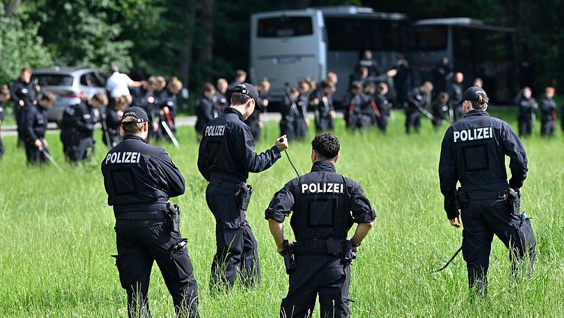 "Viele" Einsatzkräfte seien vor Ort, sagt die Polizei. Wie viele, sagt sie nicht.