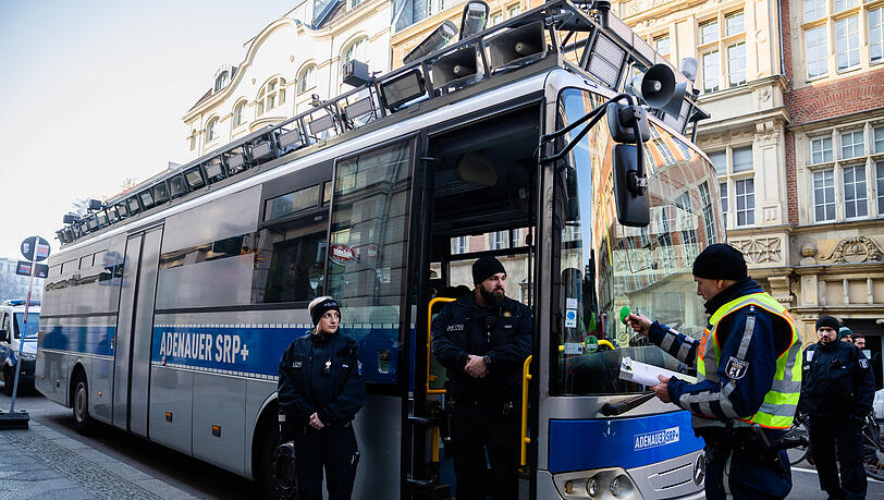 Polizisten stehen um den umgebauten Gefängnisbus "Adenauer SRP+". Polizisten stehen um den umgebauten Gefängnisbus "Adenauer SRP+".
