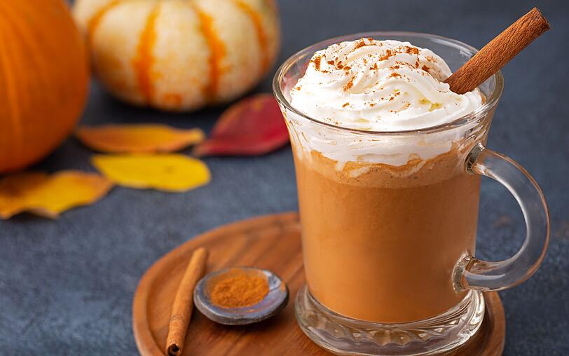 Die Tage werden k&uuml;rzer, das Wetter k&uuml;hler - perfekt, um es sich zu Hause gem&uuml;tlich zu machen und neue Rezepte zu testen. K&uuml;rbis passt da nat&uuml;rlich bestens in die Jahreszeit. Doch es muss nicht immer nur Pumpkin Spice Latte sein. Es gibt viele weitere Trendgetr&auml;nke, die Sie leicht selbst machen k&ouml;nnen. Das spart Geld und Sie wissen genau, was drin ist.