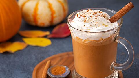 Die Tage werden k&uuml;rzer, das Wetter k&uuml;hler - perfekt, um es sich zu Hause gem&uuml;tlich zu machen und neue Rezepte zu testen. K&uuml;rbis passt da nat&uuml;rlich bestens in die Jahreszeit. Doch es muss nicht immer nur Pumpkin Spice Latte sein. Es gibt viele weitere Trendgetr&auml;nke, die Sie leicht selbst machen k&ouml;nnen. Das spart Geld und Sie wissen genau, was drin ist.