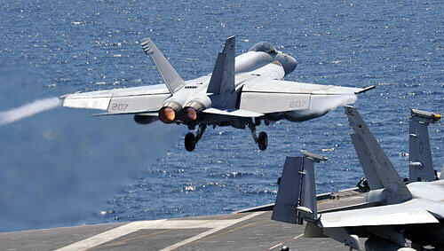 Zur Abschreckung entsenden die USA ihren Flugzeugträger USS George Washington. Zur Abschreckung entsenden die USA ihren Flugzeugträger USS George Washington.