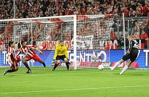 Julian Schieber gegen die Bayern Danijel Pranjic, Breno und Jörg Butt (von links): So war&rsquo;s am 14. November 2010. Am Samstag darf der zuletzt schmerzlich vermisste Club-Mittelstürmer wieder gegen die Münchner ran.