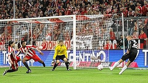 Julian Schieber gegen die Bayern Danijel Pranjic, Breno und Jörg Butt (von links): So war&rsquo;s am 14. November 2010. Am Samstag darf der zuletzt schmerzlich vermisste Club-Mittelstürmer wieder gegen die Münchner ran.