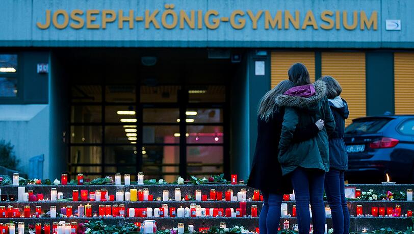 Trauer und Schock in Haltern am See: 16 Schüler und zwei Lehrer des Joseph-Könnig-Gymnasiums sind bei dem tragischen Flugzeugabsturz einer Germanwings-Maschine ums Leben gekommen. Trauer und Schock in Haltern am See: 16 Schüler und zwei Lehrer des Joseph-Könnig-Gymnasiums sind bei dem tragischen Flugzeugabsturz einer Germanwings-Maschine ums Leben gekommen.