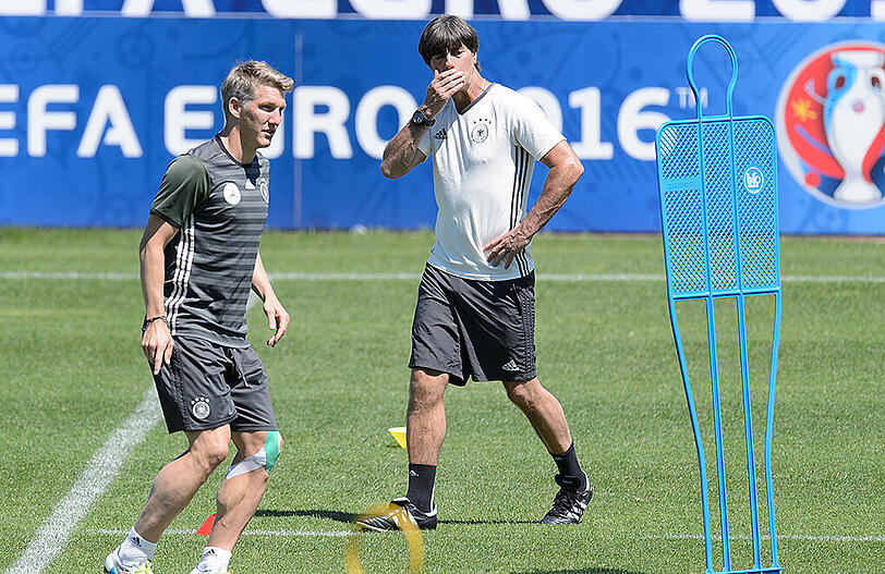 Muss am Dienstag nicht auf dem Trainingsplatz stehen: Bastian Schweinsteiger (l.).