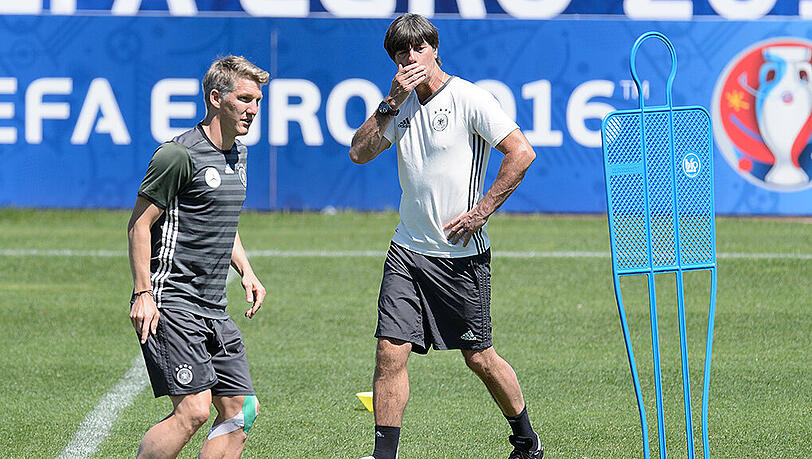 Muss am Dienstag nicht auf dem Trainingsplatz stehen: Bastian Schweinsteiger (l.). Muss am Dienstag nicht auf dem Trainingsplatz stehen: Bastian Schweinsteiger (l.).