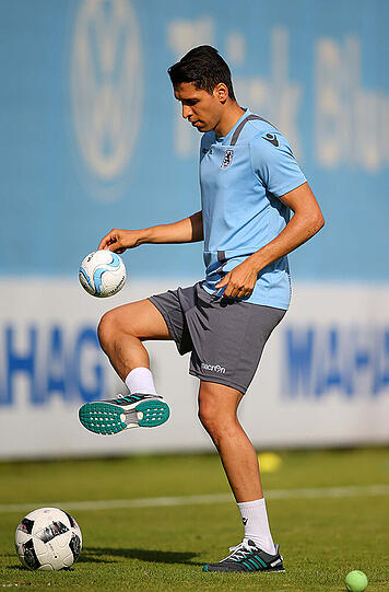 KARIM MATMOUR: NOTE 4. Ein ums andere Mal marschierte er über den rechten Flügel nach vorne, fand wie die Kollegen aber kaum eine Lücke. Noch nicht die erwünschte Verstärkung. (Symbolbild)
