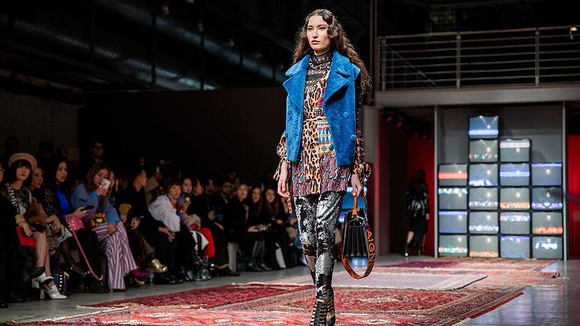 Wilder Mix an Farben, Stoffen, Mustern: &bdquo;Wunderkammer&ldquo; heißt die neue Kollektion von Aigner &ndash; und ist überraschend!