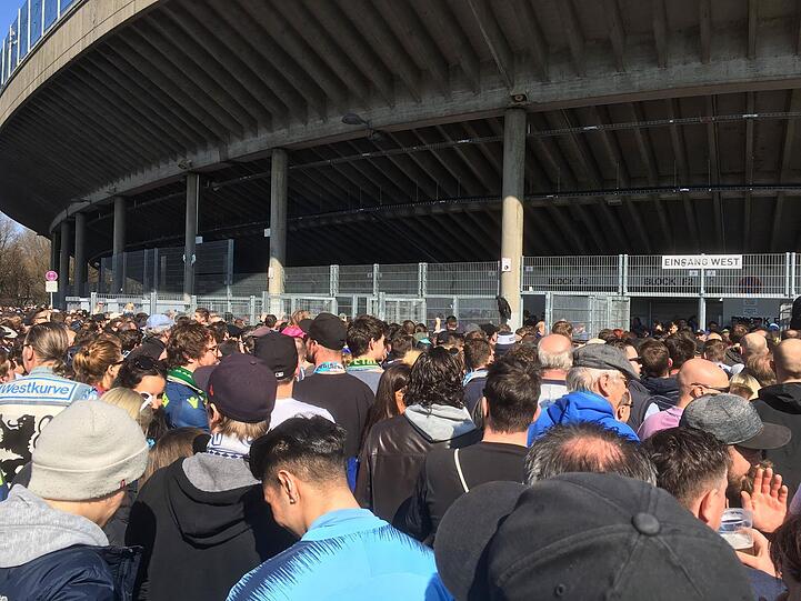 Die Ultras stehen noch hinter der Westkurve.