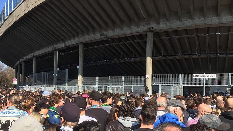 Die Ultras stehen noch hinter der Westkurve. Die Ultras stehen noch hinter der Westkurve.