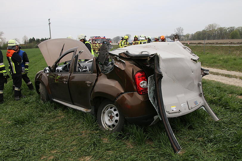 Die Feuerwehr musste das Dach des Wagens entfernen, um das Unfallopfer befreien zu können.