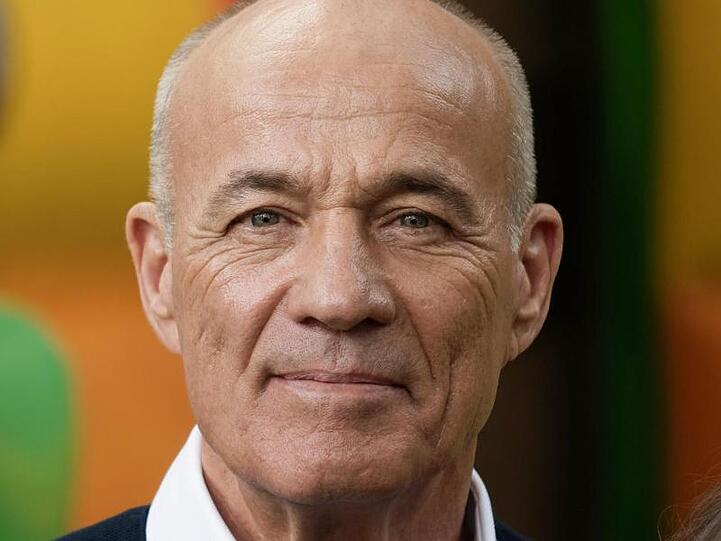 Heiner Lauterbach, Schauspieler, steht bei einem Fototermin an einem Filmset. Foto: Henning Kaiser/Archivbild