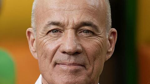 Heiner Lauterbach, Schauspieler, steht bei einem Fototermin an einem Filmset. Foto: Henning Kaiser/Archivbild
