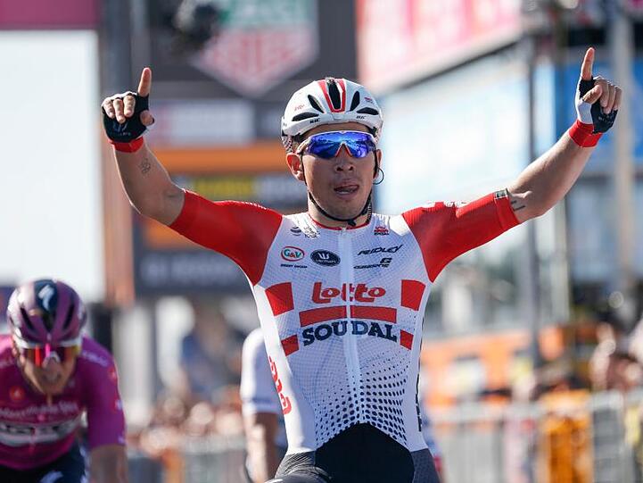 Caleb Ewan jubelt. Pascal Ackermann (l) ist geschlagen.