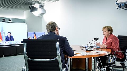 Kanzlerin Merkel (CDU) und Berlins Regierender Bürgermeister Michael Müller während der Video-Konferenz.
