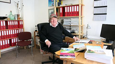 Peter Mooser in seinem Reisebüro. Er hat sich auf Asien spezialisiert, gerade ein schwieriges Geschäft.