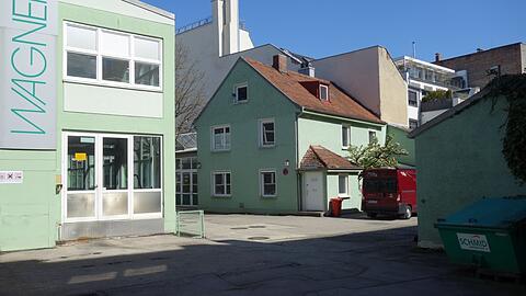 Künstler arbeiten jetzt in der Schulstraße in Neuhausen.