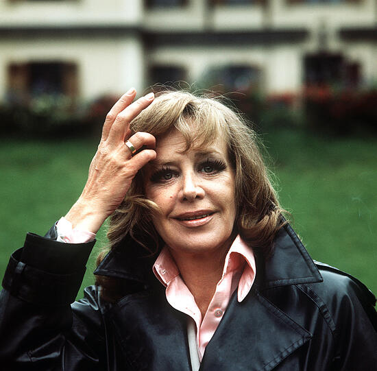 Hildegard Knef erholt sich im Juli 1973 nach einem längeren Klinikaufenthalt in Strobl am Wolfgangsee in Österreich.
