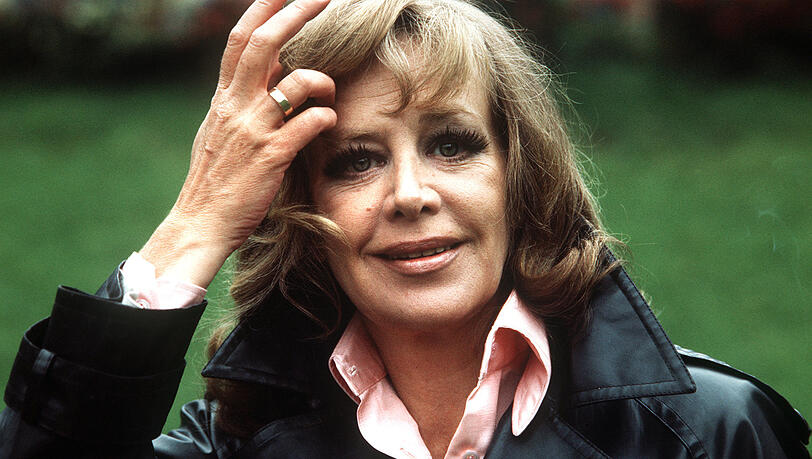 Hildegard Knef erholt sich im Juli 1973 nach einem längeren Klinikaufenthalt in Strobl am Wolfgangsee in Österreich. Hildegard Knef erholt sich im Juli 1973 nach einem längeren Klinikaufenthalt in Strobl am Wolfgangsee in Österreich.