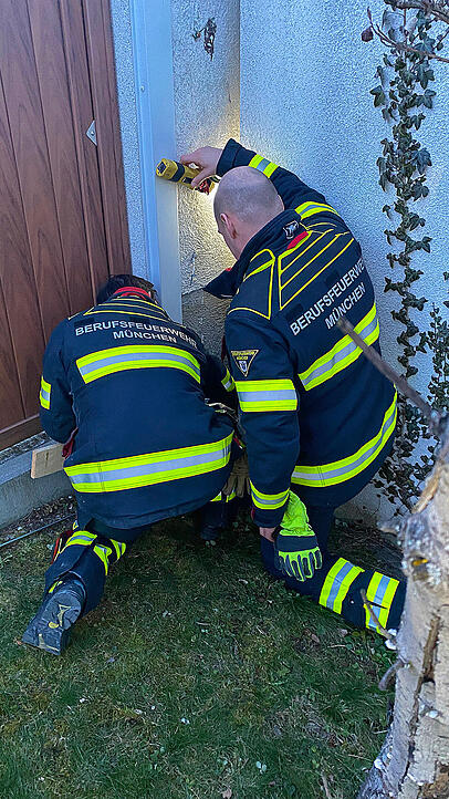 Die Feuerwehr hatte sichtlich Mühe, um die Katze aus dem engen Spalt zu befreien. Die Feuerwehr hatte sichtlich Mühe, um die Katze aus dem engen Spalt zu befreien.