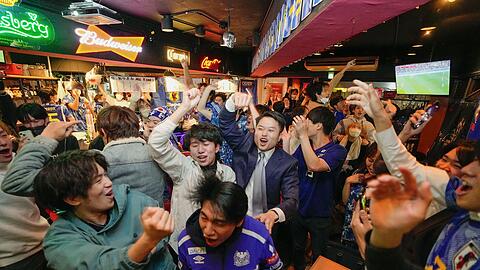 In Japan herrscht nach den Siegen gegen Deutschland und Spanien WM-Euphorie - wie hier in einer Sportsbar in Tokio.