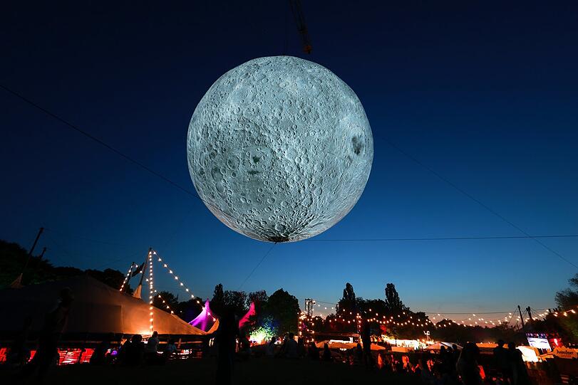 Vollmond-Stimmung über dem Festivalgelände: Das Sommer-Tollwood ist einfach eine Schau!