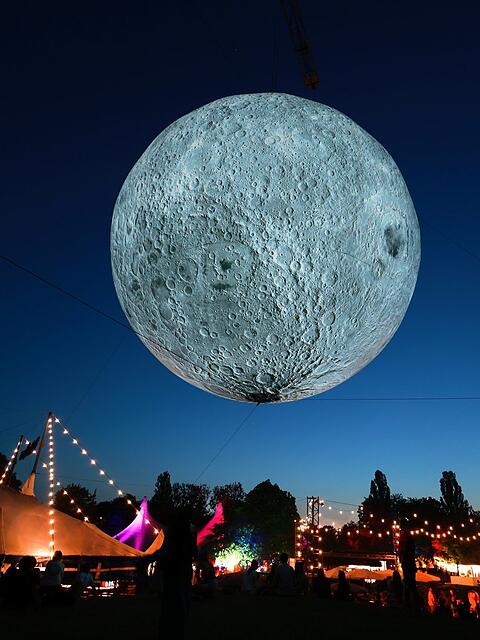 Vollmond-Stimmung über dem Festivalgelände: Das Sommer-Tollwood ist einfach eine Schau!