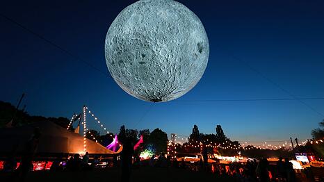 Vollmond-Stimmung über dem Festivalgelände: Das Sommer-Tollwood ist einfach eine Schau!