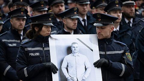 Bei einem Gedenkgottesdienst hatten Polizisten und Polizistinnen ihres get&ouml;teten Kollegen gedacht. (Archivbild)