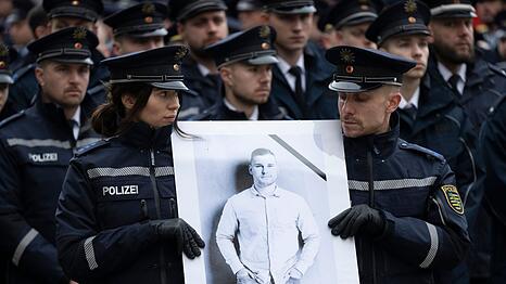 Bei einem Gedenkgottesdienst hatten Polizisten und Polizistinnen ihres get&ouml;teten Kollegen gedacht. (Archivbild)