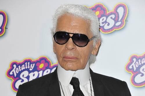 Sonnenbrille, weiße Haare und schwarzer Anzug: Karl Lagerfeld samt Insignien.