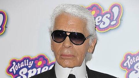 Sonnenbrille, weiße Haare und schwarzer Anzug: Karl Lagerfeld samt Insignien.