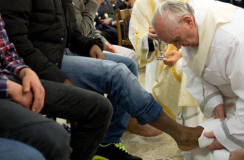 Papst Franziskus wusch jungen Häftlingen die Füße. Zum ersten Mal auch Frauen.