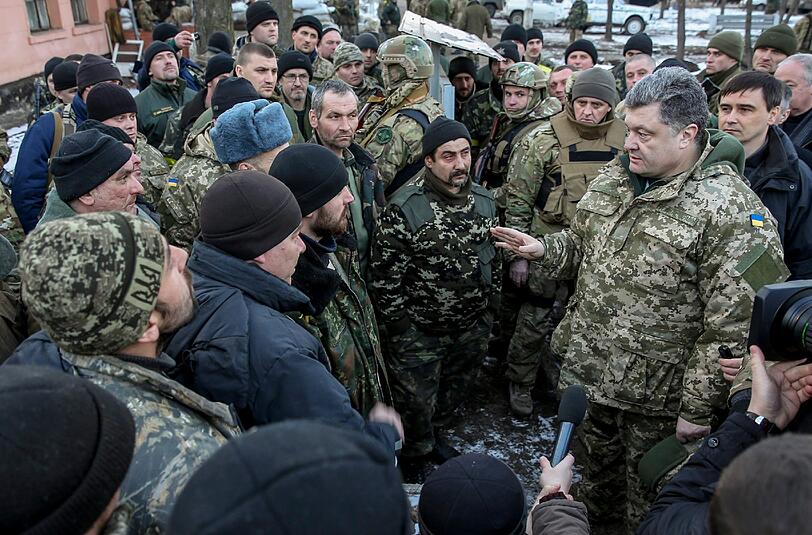 Petro Poroschenko am Mittwoch bei einem Besuch seiner Truppen in der ost-ukrainischen Stadt Artemiwsk bei Donezk