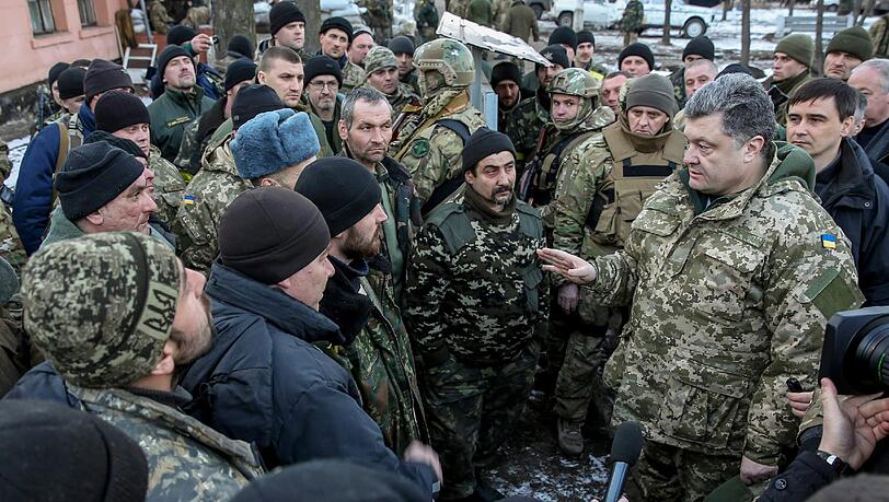 Petro Poroschenko am Mittwoch bei einem Besuch seiner Truppen in der ost-ukrainischen Stadt Artemiwsk bei Donezk Petro Poroschenko am Mittwoch bei einem Besuch seiner Truppen in der ost-ukrainischen Stadt Artemiwsk bei Donezk
