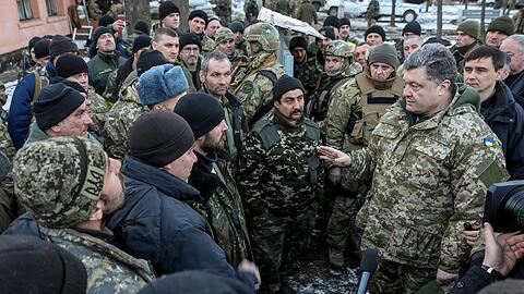 Petro Poroschenko am Mittwoch bei einem Besuch seiner Truppen in der ost-ukrainischen Stadt Artemiwsk bei Donezk