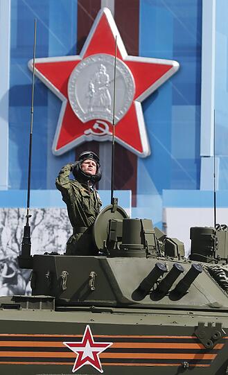 Zum 70. Jahrestag des Sieges der Sowjetunion über Hitlerdeutschland nahm Kremlchef Wladimir Putin die pompöse Waffenschau ab.