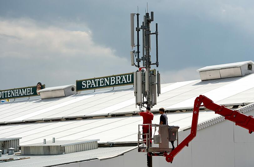 In einem Monat wird O'zapft. Bis dahin herrscht noch Großbetrieb auf der Wiesn-Baustelle. Die Stadt bietet Führungen an.