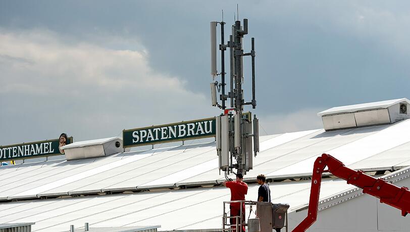 In einem Monat wird O'zapft. Bis dahin herrscht noch Großbetrieb auf der Wiesn-Baustelle. Die Stadt bietet Führungen an. In einem Monat wird O'zapft. Bis dahin herrscht noch Großbetrieb auf der Wiesn-Baustelle. Die Stadt bietet Führungen an.