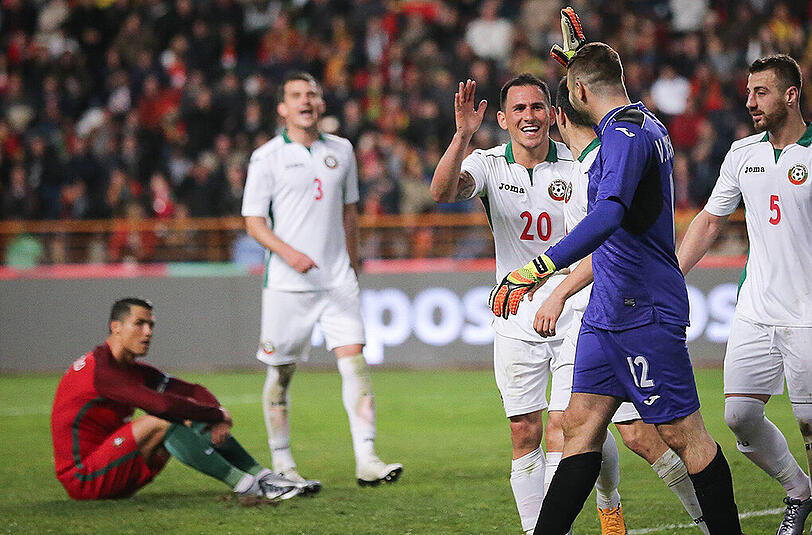 Bulgariens Nationaltorwart Vladislav Stoyanov lässt sich von seinen Teamkollegen feiern, nachdem er den Strafstoß von Cristiano Ronaldo (hinten rechts) gehalten hat.